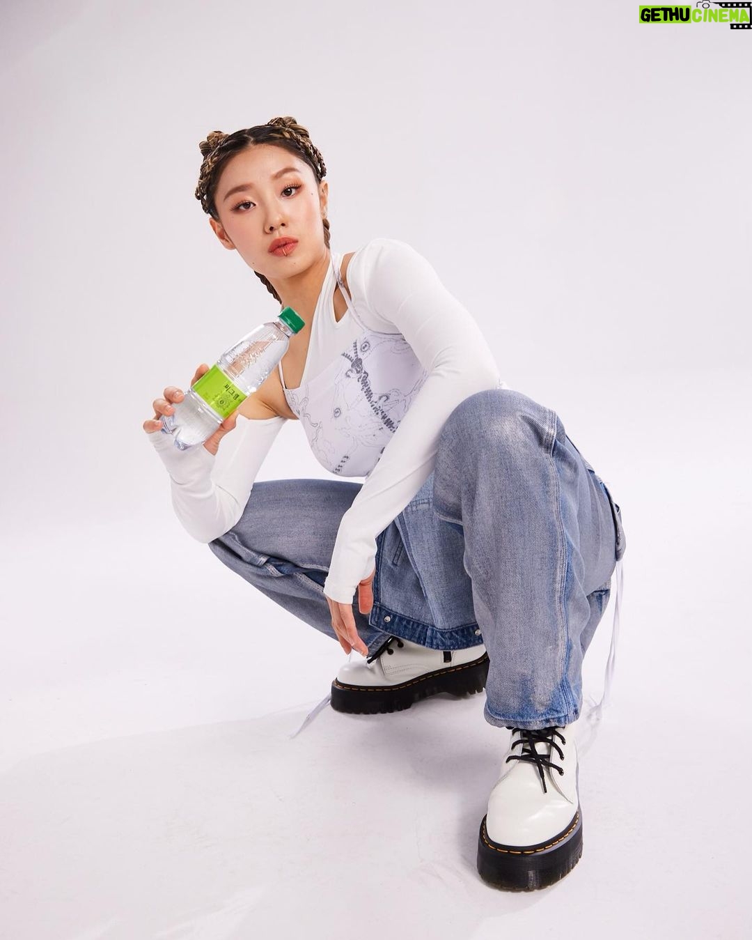 Leejung Lee Instagram - #광고 나에게 딱 좋은 수분 에너지💚 #씨그램 #seagram #감출수없는짜릿함 @cocacola_korea