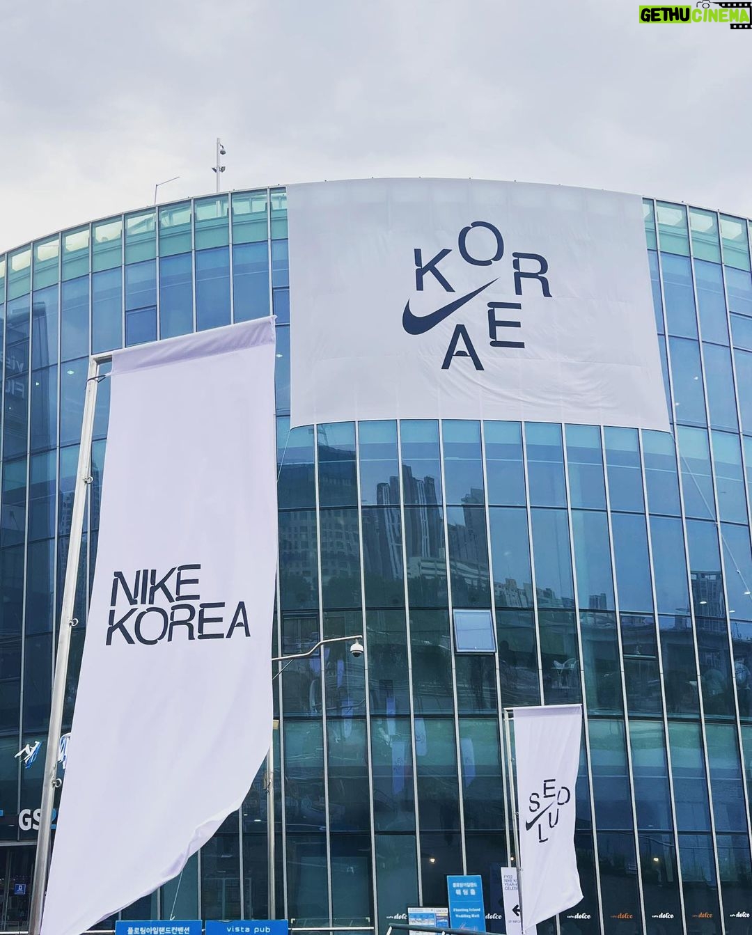 Leejung Lee Instagram - _ Happy 50th Anniversary NIKE @nike βοΈπ€ So honored to celebrate tonight with the familyπ λμ΄ν€ 50μ£Όλ
μΆνλ립λλ€ ν¨κ» κΈ°λ
ν μ μμ΄ ν볡ν΄μπ
