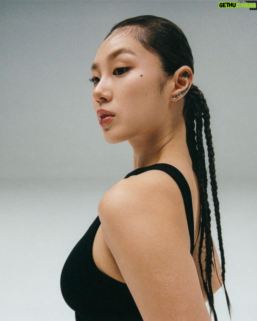 Leejung Lee Instagram - “Dancing is my everything. When I breathe, I have clear visions and clear dreams. I inhale what I hope to achieve and exhale the promise that I can do it.” Korean dancer and choreographer LeeJung Lee (@leejung_lee) knows she was put on this 🌏 to dance. When she takes an intentional breath, she remembers to live her life with intention ✨ Breathe with us through guided breath practices in the Nike Training Club app — available in select countries. “춤은 제게 전부예요. 춤을 추며 호흡할 때, 명확한 제 미래가 그려져요. 내가 이루고 싶은 꿈을 들이마시고, 할 수 있다는 다짐을 내쉬어요.”   댄서이자 안무가  리정(@leejung_lee)은 호흡이 얼마나 중요한지 알고 있어요. 의식이 담긴 깊은 호흡을 통해, 그녀의 삶과 춤에 대한 의지를 기억할 수 있으니까요.   NTC 앱을 통해 함께 호흡해 보세요.