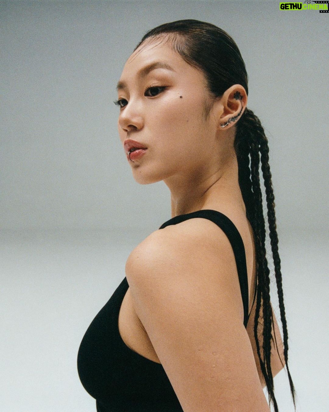 Leejung Lee Instagram - โDancing is my everything. When I breathe, I have clear visions and clear dreams. I inhale what I hope to achieve and exhale the promise that I can do it.โ Korean dancer and choreographer LeeJung Lee (@leejung_lee) knows she was put on this ๐ to dance. When she takes an intentional breath, she remembers to live her life with intention โจ Breathe with us through guided breath practices in the Nike Training Club app โ available in select countries. โ์ถค์ ์ ๊ฒ ์ ๋ถ์์. ์ถค์ ์ถ๋ฉฐ ํธํกํ ๋, ๋ช
ํํ ์ ๋ฏธ๋๊ฐ ๊ทธ๋ ค์ ธ์. ๋ด๊ฐ ์ด๋ฃจ๊ณ ์ถ์ ๊ฟ์ ๋ค์ด๋ง์๊ณ , ํ ์ ์๋ค๋ ๋ค์ง์ ๋ด์ฌ์ด์.โ ย ๋์์ด์ ์๋ฌด๊ฐ ย ๋ฆฌ์ (@leejung_lee)์ ํธํก์ด ์ผ๋ง๋ ์ค์ํ์ง ์๊ณ ์์ด์. ์์์ด ๋ด๊ธด ๊น์ ํธํก์ ํตํด, ๊ทธ๋
์ ์ถ๊ณผ ์ถค์ ๋ํ ์์ง๋ฅผ ๊ธฐ์ตํ ์ ์์ผ๋๊น์. ย NTC ์ฑ์ ํตํด ํจ๊ป ํธํกํด ๋ณด์ธ์.