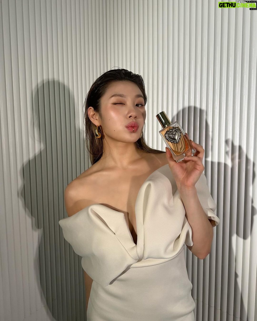Leejung Lee Instagram - _ My girlies’ night made better with #DGDevotion. Here‘s to the scent of forever gratitude. 🌟👭 @dolcegabbana_beauty #DGBeauty #DGMakeup