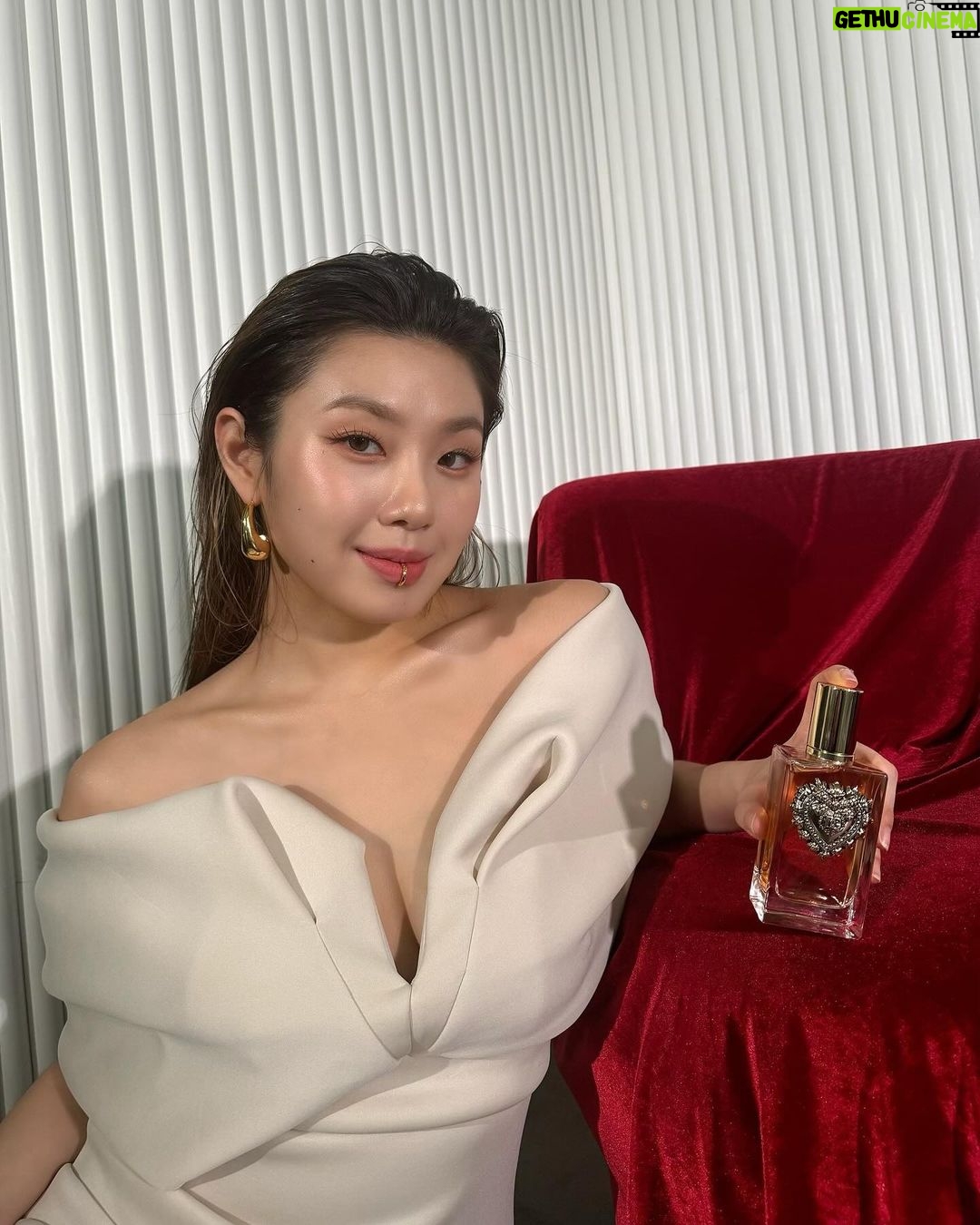 Leejung Lee Instagram - _ My girlies’ night made better with #DGDevotion. Here‘s to the scent of forever gratitude. 🌟👭 @dolcegabbana_beauty #DGBeauty #DGMakeup