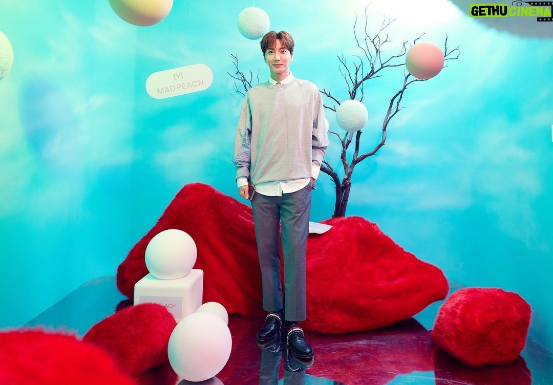 Leeteuk Instagram - 화장대를 부탁해를 인연으로 아직도 좋은 인연을 이어가고 있는 우리 황방훈메이크업 선생님 함경식선생님께서 메이크브랜드를 런칭하셨다고해서 신사동에 가서 이쁜 사진도 찍고 구경잘하다고 왔어요~^^ #아티스트메이크업브랜드