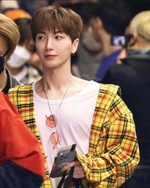 Leeteuk Instagram - El día de la actuación, me pondré en forma.
No podía comer, no podía moverme, así que me quedé ahí tirado.🇨🇱❤️💙
