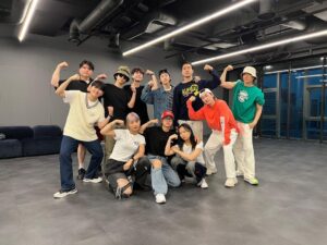 Leeteuk Instagram - 슈주와 아이키가 만났습니다
이전 vol.1의 타이틀 망고의 안무 퍼포먼스를 해준 아이키 고마워요~!!^^
#슈주#아이키#훅#✋🏻#💪🏻