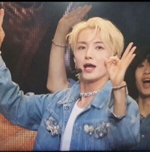 Leeteuk Instagram - 슈퍼쇼9
3일간 행복했습니다
내가 유일하게 mc틀에서 벗어나
머리도 탈색하고 
춤추고 노래하고
치명적인척 
멋있는척 
귀여운척
인류를 구하는척 다할수있는 시간
팬들이 있기에 가능한시간
몸이 부서져라 뛰어도
내일이 없어도 행복한 시간
함성소리가 좋고 
엘프가 좋고 고마운시간
오래할수있게 나 노력할테니까
오래 옆에서 응원해줘요💙
Ps.월드투어 잘하고 앵콜로 만나요
내가 한다면 하는거야🫶🏻