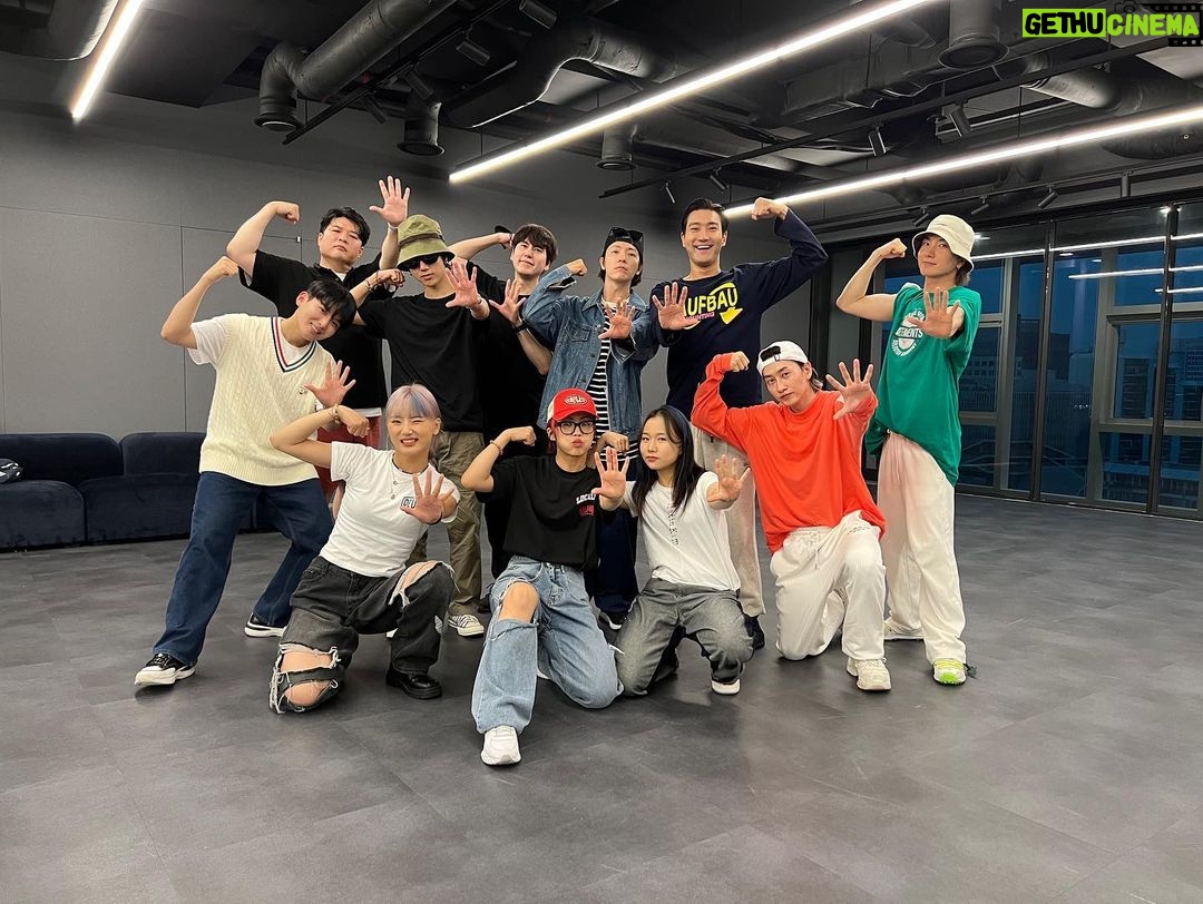 Leeteuk - 136.7K Likes - 슈주와 아이키가 만났습니다
이전 vol.1의 타이틀 망고의 안무 퍼포먼스를 해준 아이키 고마워요~!!^^
#슈주#아이키#훅#✋🏻#💪🏻
