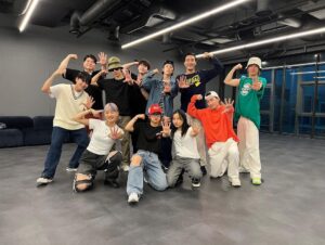Leeteuk Instagram - 슈주와 아이키가 만났습니다
이전 vol.1의 타이틀 망고의 안무 퍼포먼스를 해준 아이키 고마워요~!!^^
#슈주#아이키#훅#✋🏻#💪🏻