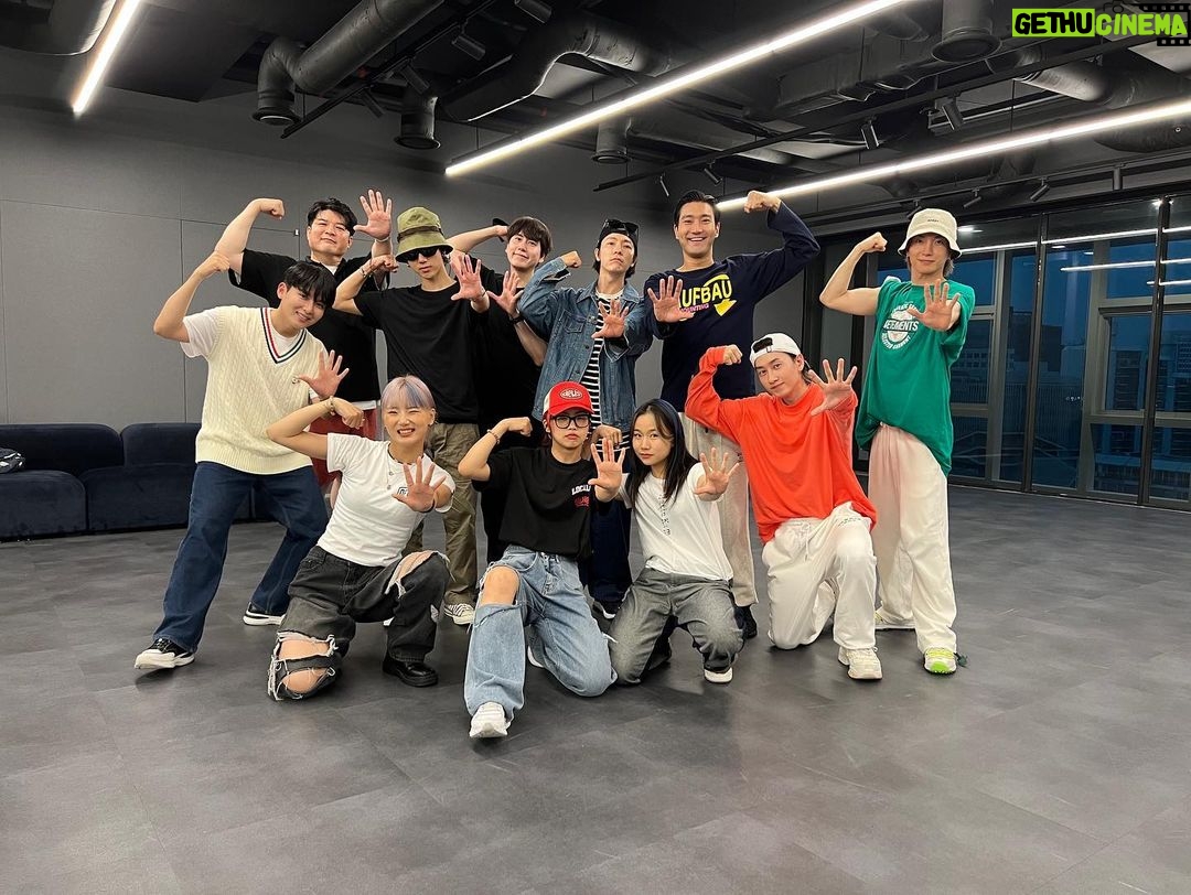 Leeteuk - 136.7K Likes - 슈주와 아이키가 만났습니다
이전 vol.1의 타이틀 망고의 안무 퍼포먼스를 해준 아이키 고마워요~!!^^
#슈주#아이키#훅#✋🏻#💪🏻