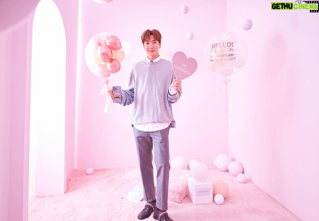 Leeteuk Instagram - 화장대를 부탁해를 인연으로 아직도 좋은 인연을 이어가고 있는 우리 황방훈메이크업 선생님 함경식선생님께서 메이크브랜드를 런칭하셨다고해서 신사동에 가서 이쁜 사진도 찍고 구경잘하다고 왔어요~^^ #아티스트메이크업브랜드