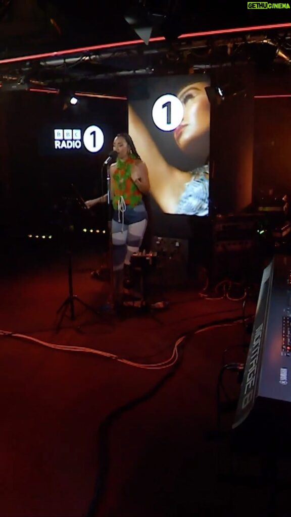 Leigh-Anne Pinnock Instagram - My first solo #livelounge and definitely not the last 💚 was shaking like a leaf and my body went all hot 🤣 but I'm so proud of myself! I love performing this song SO much, especially with my incredible band! Thanks for all the lovely messages and huge thank you to @bbcradio1 for having me play a part in Live Lounge month. Watch the full performance now via the link in stories x