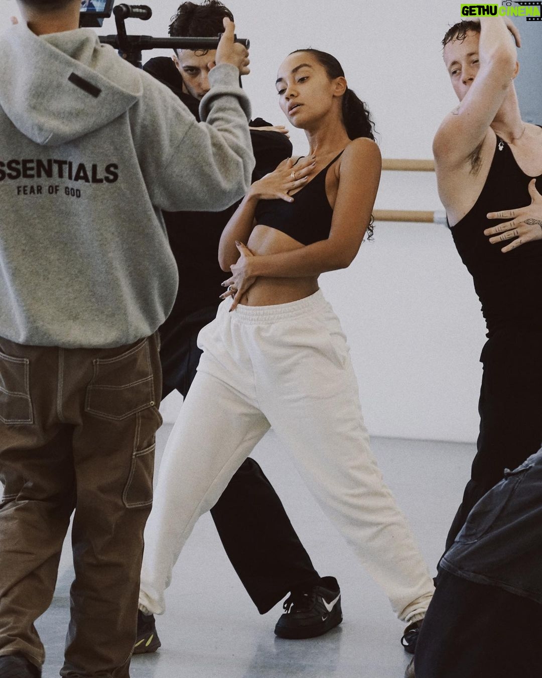 Leigh-Anne Pinnock Instagram - Rehearsals 🍀