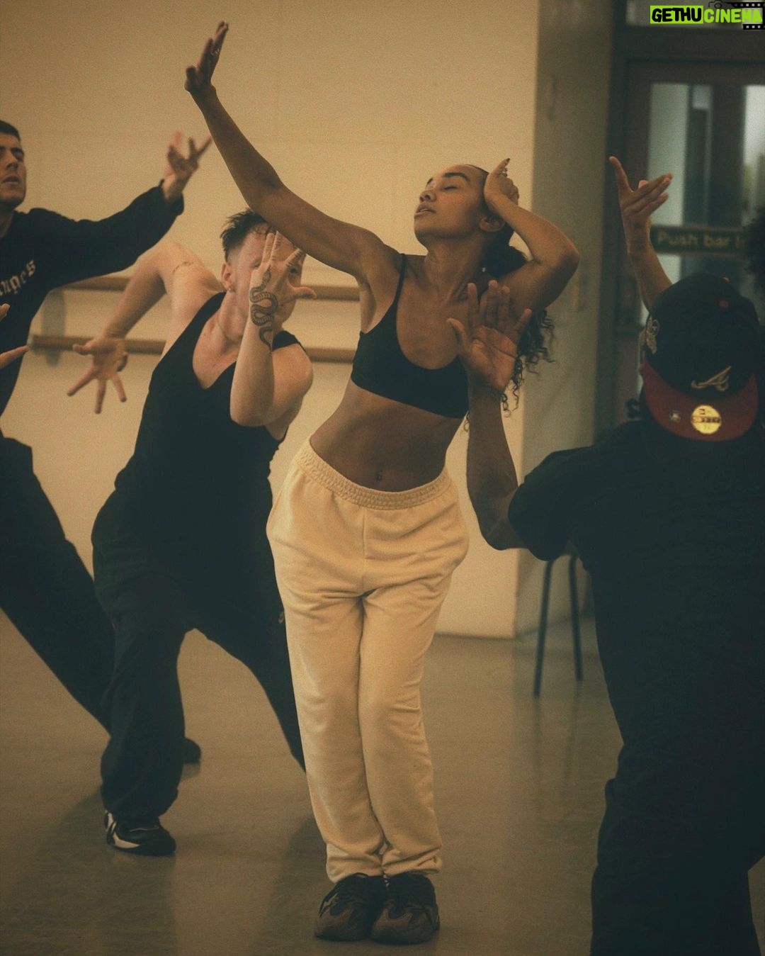Leigh-Anne Pinnock Instagram - Rehearsals 🍀