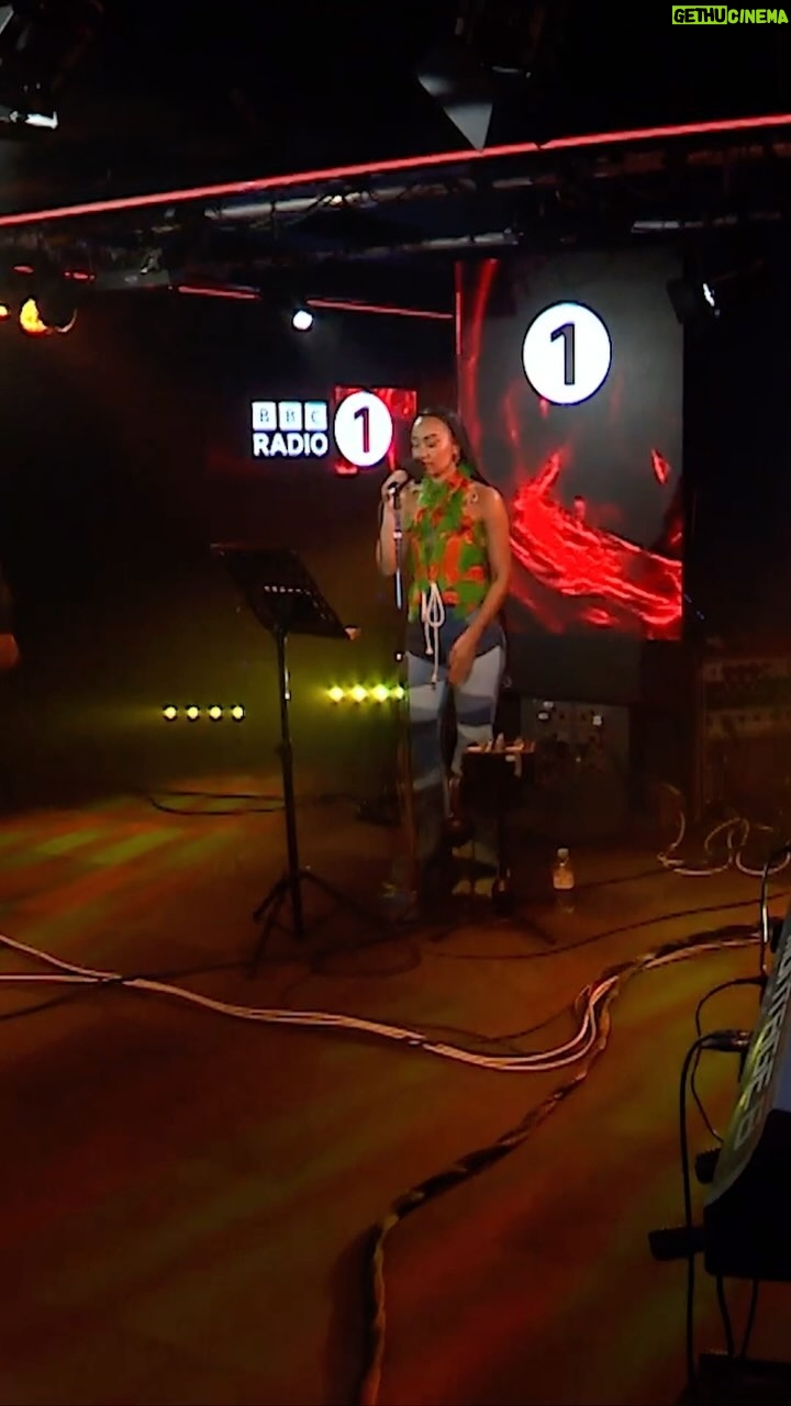 Leigh-Anne Pinnock Instagram - I was so excited to perform in the #livelounge on my own for the first time. I was definitely nervous but I loved every minute of it. For my cover, I knew I wanted to take a risk. I love ‘Paint The Town Red’ by @dojacat and I’m an even bigger admirer of the legend that is @therealdionnew & the song it samples ‘Walk on By’. It’s such a timeless record that hold so many memories for me. We found a way to incorporate both and I’m so proud of how it came out 💚 you can watch this and my performance of ‘My Love’ now on YouTube x Keys: @maestromazaday Guitar: @thisismafro Drums: @naomiforbesmusic_ Backing vocalists: @purpleberryjo & @jwarnerofficial Musical director: @duaynesanford Vocal Arrangement: @jwarnerofficial