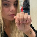 Lele Pons Instagram - After 25 years of biting my nails due to anxiety and OCD i finally quit! Those who have this bad habit know how hard it is to stop. Hopefully this post encourages those who are struggling with this habit to stop, and not feel so alone. It’s been 2 months and so far i have not broken my goal😊 if you take care of your mental health and make it a priority to better yourself, you will overcome many obstacles 🙏🏼❤️ Después de 25 años de morderme las uñas debido a la ansiedad y el TOC, ¡finalmente lo dejé! Quienes tienen este mal hábito saben lo difícil que es dejarlo. Esperemos que esta publicación anime a aquellos que están luchando con este hábito a dejarlo y no sentirse tan solos. Han pasado 2 meses y hasta ahora no he superado mi objetivo 😊 si cuidas tu salud mental y haces de tu salud mental una prioridad para superarte, superarás muchos obstáculos 🙏🏼❤️