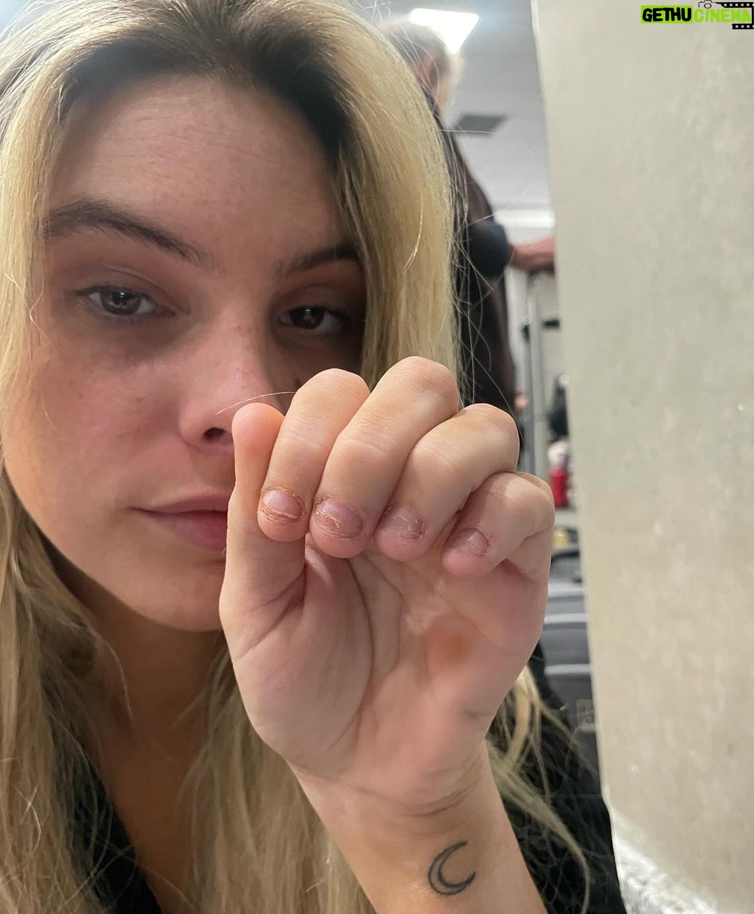 Lele Pons Instagram - After 25 years of biting my nails due to anxiety and OCD i finally quit! Those who have this bad habit know how hard it is to stop. Hopefully this post encourages those who are struggling with this habit to stop, and not feel so alone. It’s been 2 months and so far i have not broken my goal😊 if you take care of your mental health and make it a priority to better yourself, you will overcome many obstacles 🙏🏼❤️ Después de 25 años de morderme las uñas debido a la ansiedad y el TOC, ¡finalmente lo dejé! Quienes tienen este mal hábito saben lo difícil que es dejarlo. Esperemos que esta publicación anime a aquellos que están luchando con este hábito a dejarlo y no sentirse tan solos. Han pasado 2 meses y hasta ahora no he superado mi objetivo 😊 si cuidas tu salud mental y haces de tu salud mental una prioridad para superarte, superarás muchos obstáculos 🙏🏼❤️
