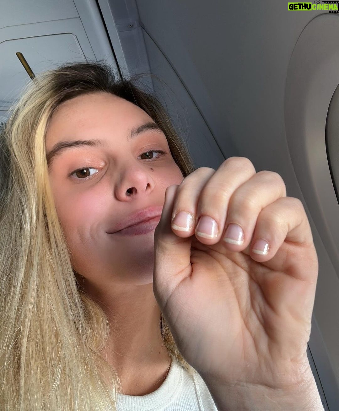 Lele Pons Instagram - After 25 years of biting my nails due to anxiety and OCD i finally quit! Those who have this bad habit know how hard it is to stop. Hopefully this post encourages those who are struggling with this habit to stop, and not feel so alone. It’s been 2 months and so far i have not broken my goal😊 if you take care of your mental health and make it a priority to better yourself, you will overcome many obstacles 🙏🏼❤️ Después de 25 años de morderme las uñas debido a la ansiedad y el TOC, ¡finalmente lo dejé! Quienes tienen este mal hábito saben lo difícil que es dejarlo. Esperemos que esta publicación anime a aquellos que están luchando con este hábito a dejarlo y no sentirse tan solos. Han pasado 2 meses y hasta ahora no he superado mi objetivo 😊 si cuidas tu salud mental y haces de tu salud mental una prioridad para superarte, superarás muchos obstáculos 🙏🏼❤️
