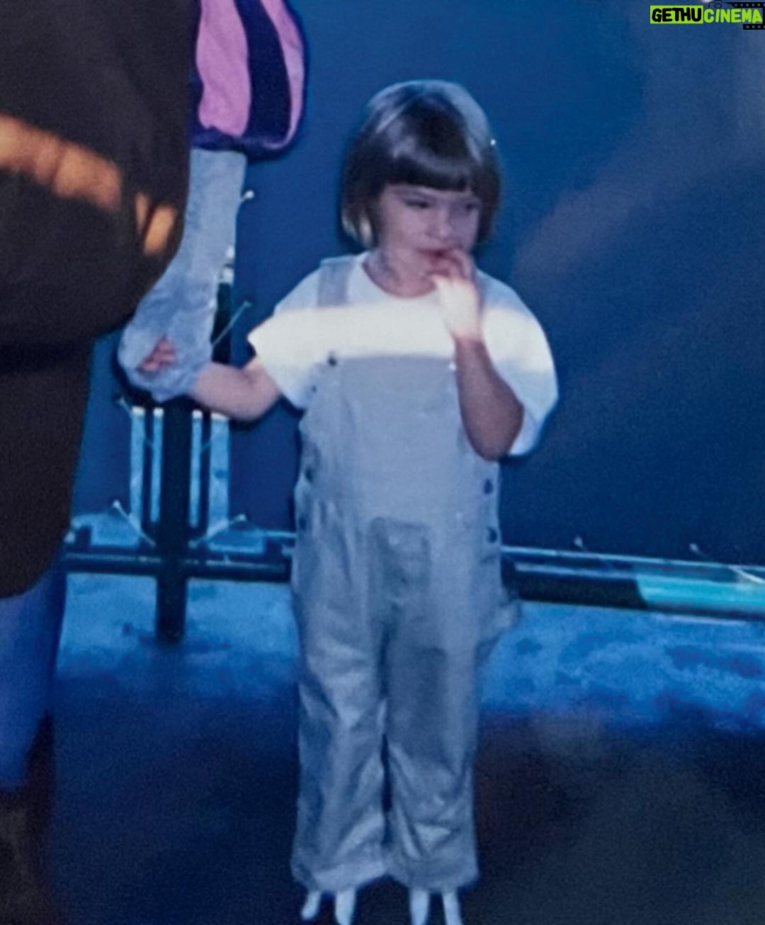 Lele Pons Instagram - After 25 years of biting my nails due to anxiety and OCD i finally quit! Those who have this bad habit know how hard it is to stop. Hopefully this post encourages those who are struggling with this habit to stop, and not feel so alone. It’s been 2 months and so far i have not broken my goal😊 if you take care of your mental health and make it a priority to better yourself, you will overcome many obstacles 🙏🏼❤️ Después de 25 años de morderme las uñas debido a la ansiedad y el TOC, ¡finalmente lo dejé! Quienes tienen este mal hábito saben lo difícil que es dejarlo. Esperemos que esta publicación anime a aquellos que están luchando con este hábito a dejarlo y no sentirse tan solos. Han pasado 2 meses y hasta ahora no he superado mi objetivo 😊 si cuidas tu salud mental y haces de tu salud mental una prioridad para superarte, superarás muchos obstáculos 🙏🏼❤️