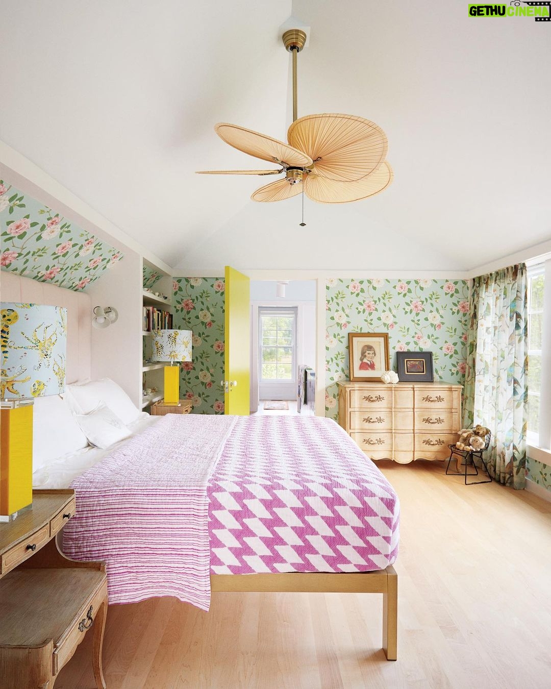 Lena Dunham Instagram - It’s been the joy of my life to build a home in my parents’ backyard- and it was also a joy to invite @archdigest into my coziest space. My essay about finding a place in the world (and decorating that place with my mother) is linked in bio 🏡💗 Photography: @lelanief Styling: @kellemiles Design and Architecture: @davidbers_architecture Decor/general maternal floofing: @lauriesimmons