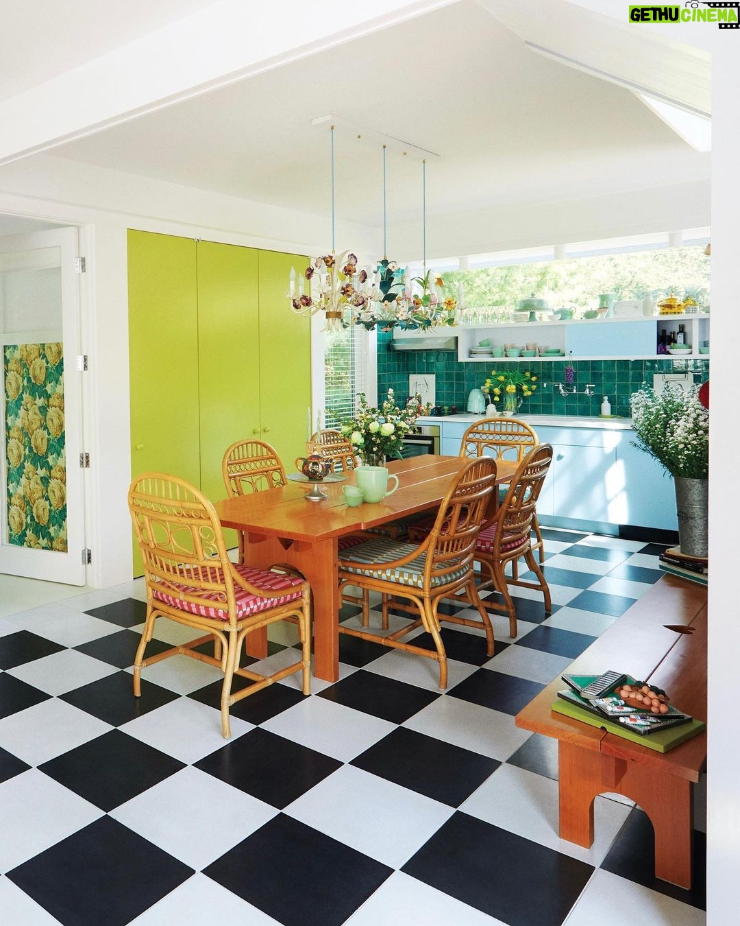 Lena Dunham Instagram - It’s been the joy of my life to build a home in my parents’ backyard- and it was also a joy to invite @archdigest into my coziest space. My essay about finding a place in the world (and decorating that place with my mother) is linked in bio 🏡💗 Photography: @lelanief Styling: @kellemiles Design and Architecture: @davidbers_architecture Decor/general maternal floofing: @lauriesimmons