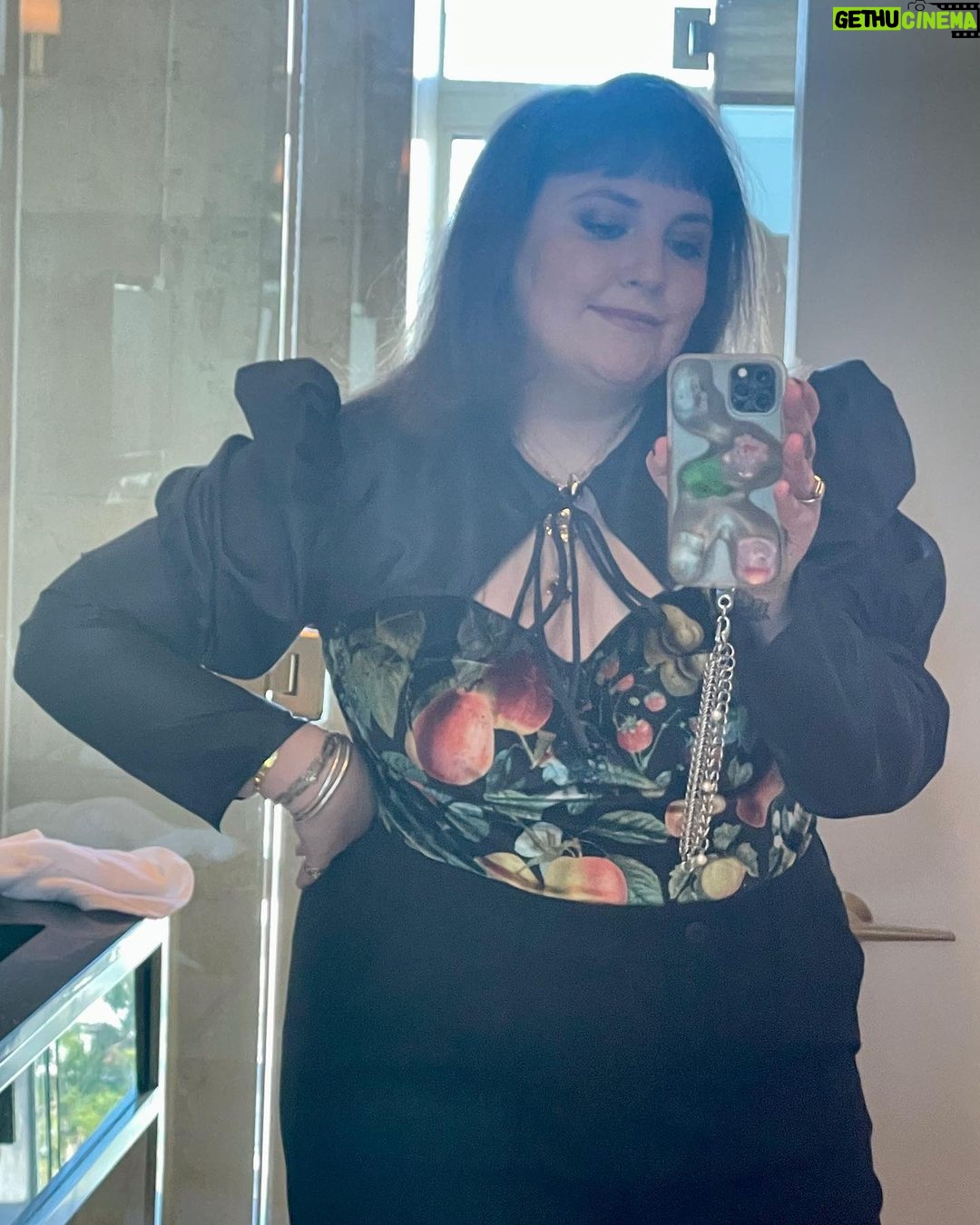 Lena Dunham Instagram - Leotard & cargo pants for @latelateshow with @j_corden she asked? Well, certainly the Lord said. This is an outfit that 5 year old Lena work have given aaalll her allowance for... See ya on the 🛋 Styling: @paulburgo Hair: @hairbyjohnd Makeup: @stephensollitto Nails: @nailthoughts Los Angeles, California