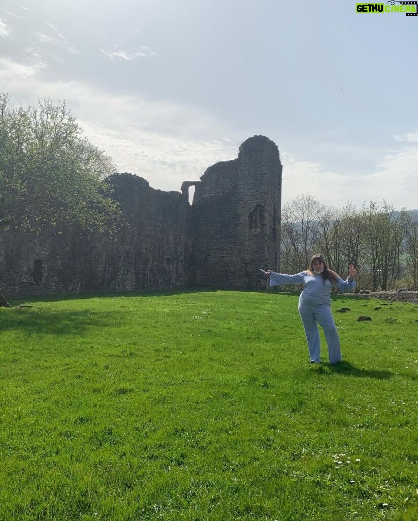 Lena Dunham Instagram - flower adult 🌸 Dragon Tours Wales