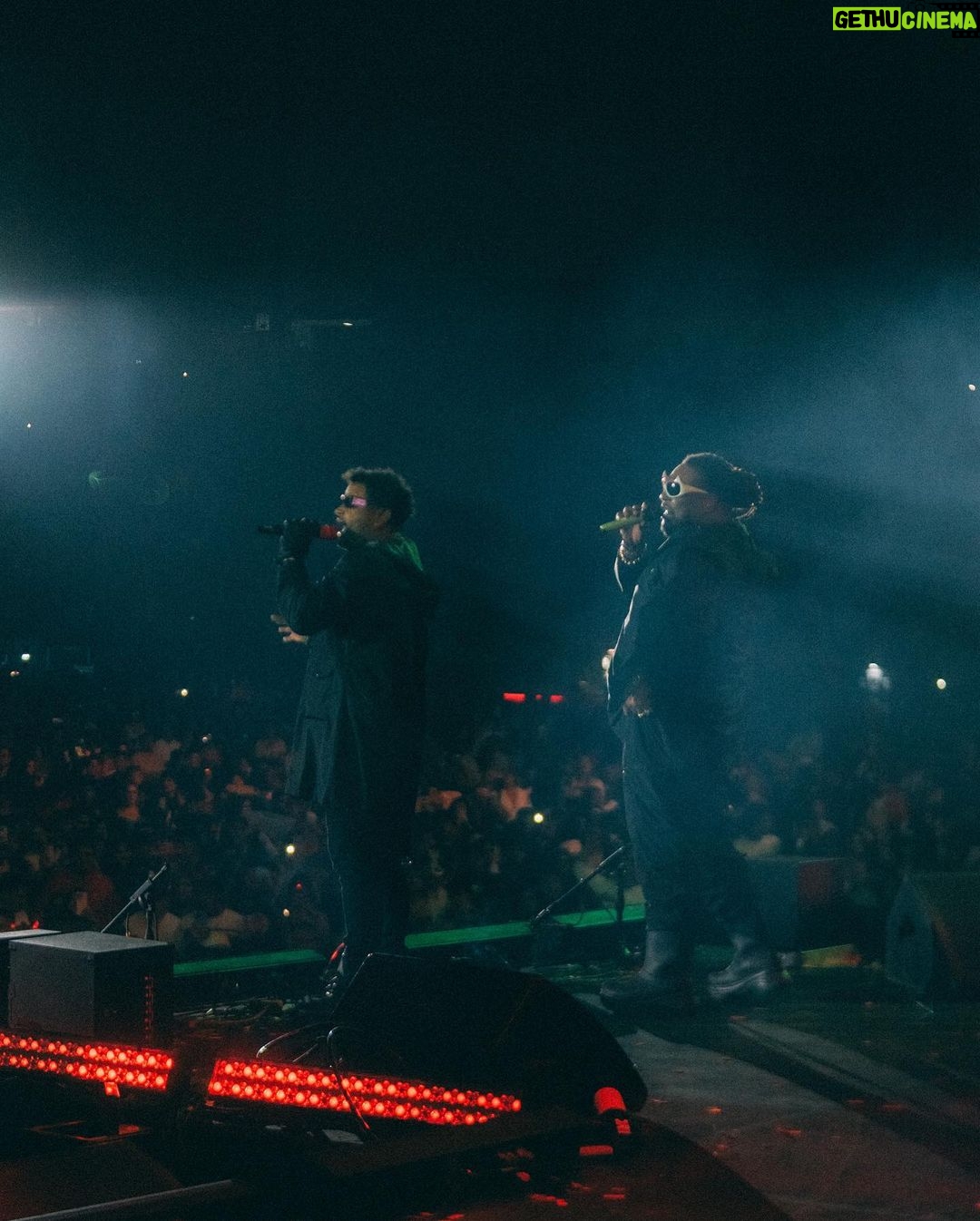 Lennox Instagram - Un hombre de misterio 🏴☠️ Me acompaña el brillo de mi sonrisa y de los diamantes 💎🔥 Con el flow #Durini de siempre! GRACIAS #PERÚ 🇵🇪 Quién adivina mi disfraz?? 🥸 Flouses @ritzzzzzzz 📸 @sakography #Lennox #Durini #Mamacita #Peru #Halloween