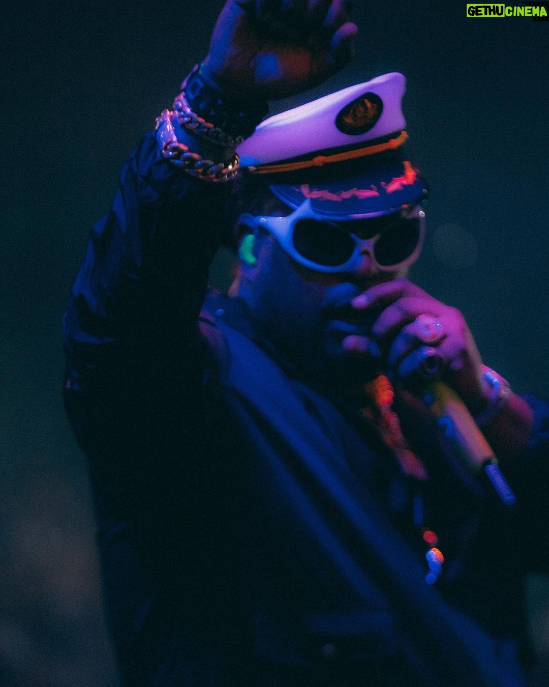 Lennox Instagram - Un hombre de misterio 🏴☠️ Me acompaña el brillo de mi sonrisa y de los diamantes 💎🔥 Con el flow #Durini de siempre! GRACIAS #PERÚ 🇵🇪 Quién adivina mi disfraz?? 🥸 Flouses @ritzzzzzzz 📸 @sakography #Lennox #Durini #Mamacita #Peru #Halloween