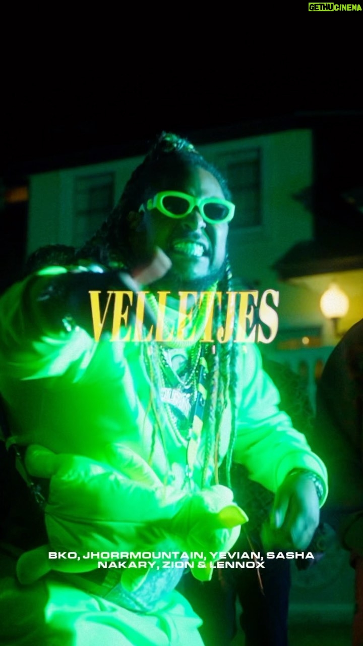 Lennox Instagram - Ya en la lleCa #VellejtesLatinRemix 💸 dale play! #Lennox #Durini #Mamacita