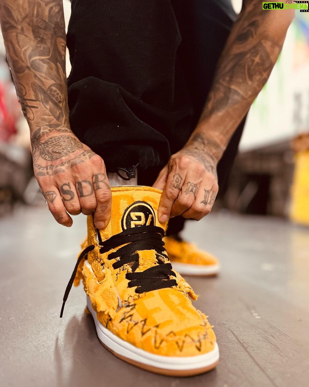 Lennox Instagram - 👽@lennox se junta de nuevo con todos los poderes Hoy les muestro unas DE LAS Ideas mas duras DE MI GANG nuestro hermano @brunovvision Junto a @danyweird CREAMOS UNAS Air Jordan 1 Off-White Chicago completamente desde 0 hechas con una bata @versace @lennox pieza 1/1 que opinas de esto @durinipuertorico ? Miami, Florida