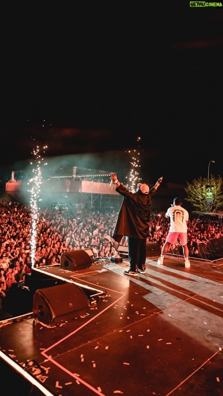 Lennox Instagram - Noche inolvidable en #MADRID 🔥 gracias por acompañarnos y vivir esta experiencia junto a nosotros en el @ilovereggaeton_official. Bendiciones y nos vemos pronto! 🇪🇸❤️🤟🏾#Lennox #Durini #Mamacita 📹 @hugoninofoto Flouses by @ritzzzzzzz // Styling @candystouch_