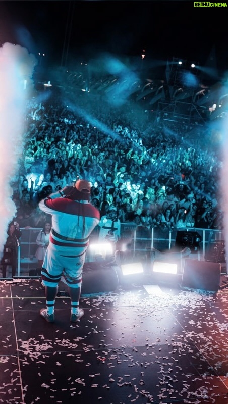 Lennox Instagram - VALENCIA!! Agradecido del apoyo de nuestra gente linda cantándolas todas con nosotros en el @ilovereggaeton_official. Bendiciones, gracias por tanto 🇪🇸✊🏾🇵🇷#Lennox #Durini #Mamacita 📹 @hugoninofoto Flouses by @ritzzzzzzz Asistant stylist @candystouch_