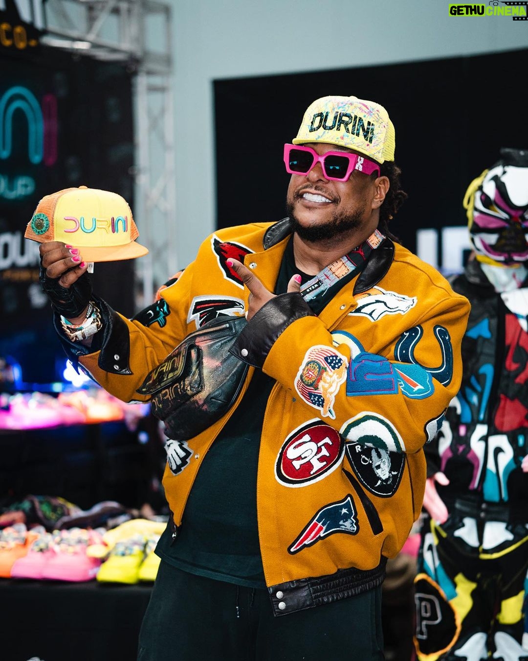 Lennox Instagram - Agradeciéndole a la gente de @shoeligans.fest y a todas las personas que se dieron cita. Gracias por apoyar nuestras marcas @durinistreewear @pvictories Vamo Pa Encima #DoWhateverYouWant #TomaqToma ! Una bellezaaaa Oh! 👕👟🔥#Lennox #Mamacita #LaZylaL @danyweird @dalaimua @durinipuertorico @durinistreetwear @ozzie.oficial @jcdeliz
