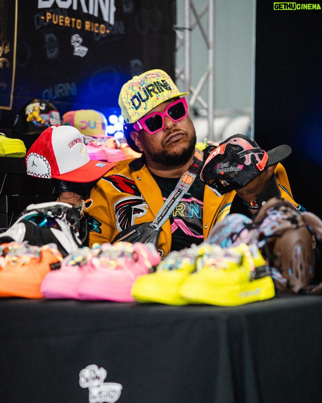Lennox Instagram - Agradeciéndole a la gente de @shoeligans.fest y a todas las personas que se dieron cita. Gracias por apoyar nuestras marcas @durinistreewear @pvictories Vamo Pa Encima #DoWhateverYouWant #TomaqToma ! Una bellezaaaa Oh! 👕👟🔥#Lennox #Mamacita #LaZylaL @danyweird @dalaimua @durinipuertorico @durinistreetwear @ozzie.oficial @jcdeliz