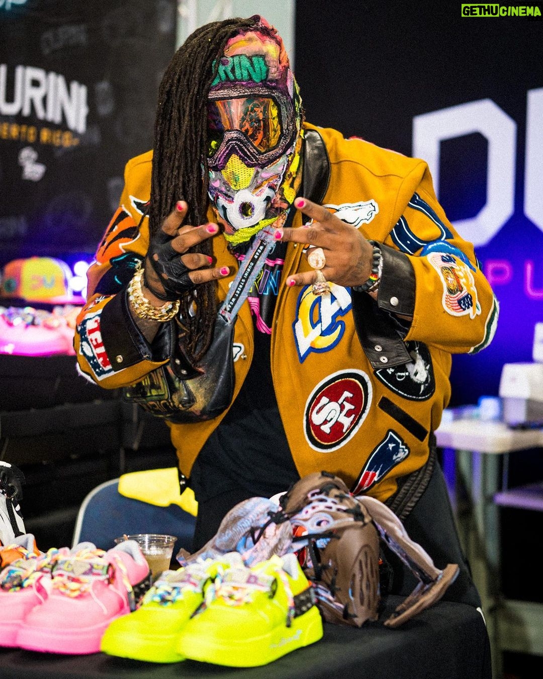 Lennox Instagram - Agradeciéndole a la gente de @shoeligans.fest y a todas las personas que se dieron cita. Gracias por apoyar nuestras marcas @durinistreewear @pvictories Vamo Pa Encima #DoWhateverYouWant #TomaqToma ! Una bellezaaaa Oh! 👕👟🔥#Lennox #Mamacita #LaZylaL @danyweird @dalaimua @durinipuertorico @durinistreetwear @ozzie.oficial @jcdeliz