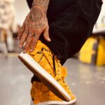 Lennox Instagram - 👽@lennox se junta de nuevo con todos los poderes Hoy les muestro unas DE LAS Ideas mas duras DE MI GANG nuestro hermano @brunovvision Junto a @danyweird CREAMOS UNAS Air Jordan 1 Off-White Chicago completamente desde 0 hechas con una bata @versace @lennox pieza 1/1 que opinas de esto @durinipuertorico ? Miami, Florida