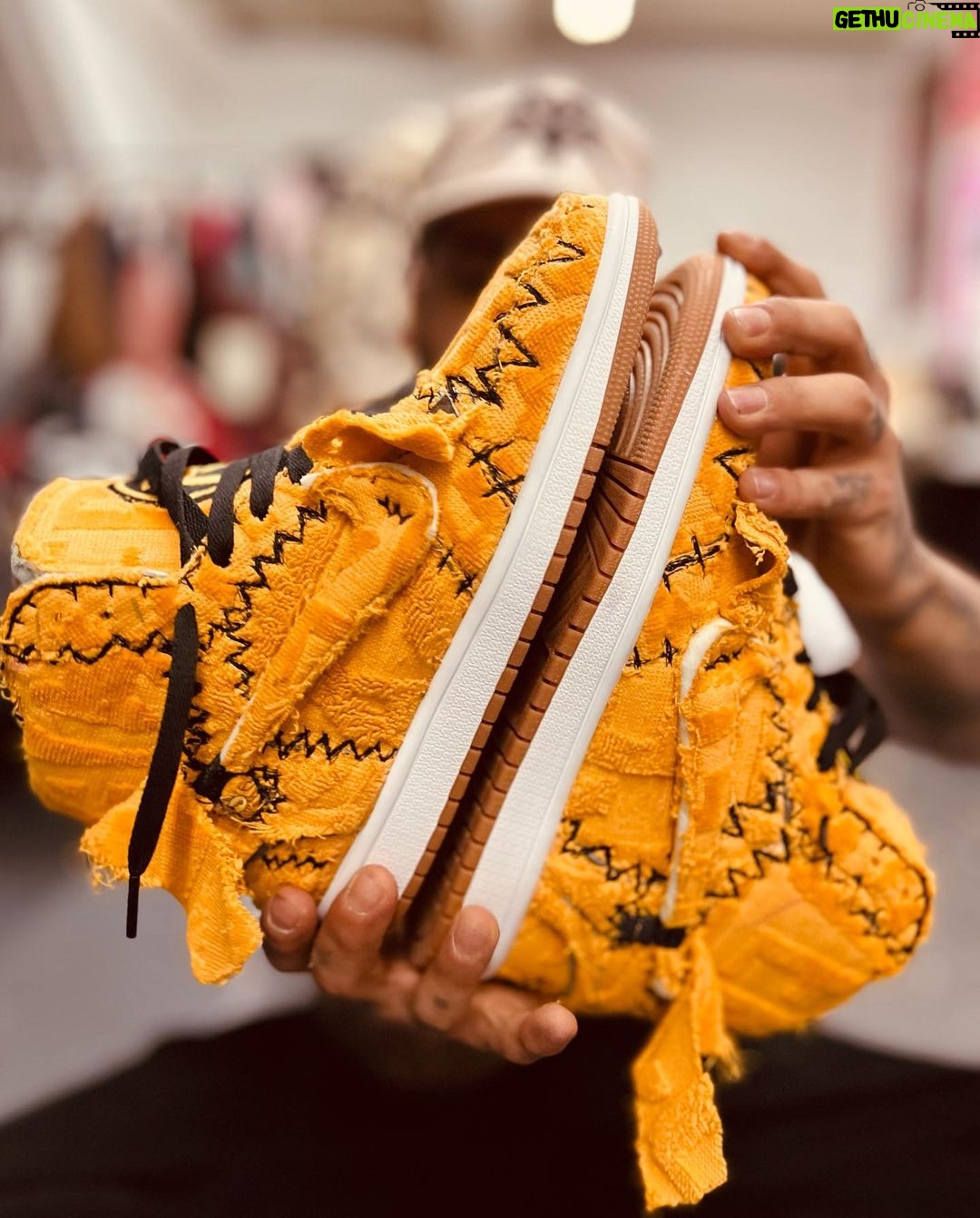 Lennox Instagram - 👽@lennox se junta de nuevo con todos los poderes Hoy les muestro unas DE LAS Ideas mas duras DE MI GANG nuestro hermano @brunovvision Junto a @danyweird CREAMOS UNAS Air Jordan 1 Off-White Chicago completamente desde 0 hechas con una bata @versace @lennox pieza 1/1 que opinas de esto @durinipuertorico ? Miami, Florida