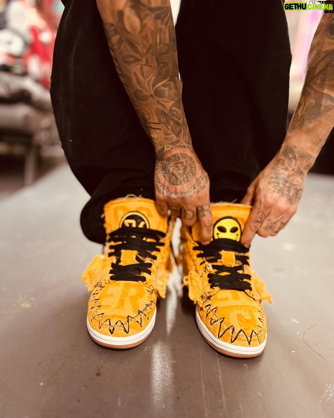 Lennox Instagram - 👽@lennox se junta de nuevo con todos los poderes Hoy les muestro unas DE LAS Ideas mas duras DE MI GANG nuestro hermano @brunovvision Junto a @danyweird CREAMOS UNAS Air Jordan 1 Off-White Chicago completamente desde 0 hechas con una bata @versace @lennox pieza 1/1 que opinas de esto @durinipuertorico ? Miami, Florida