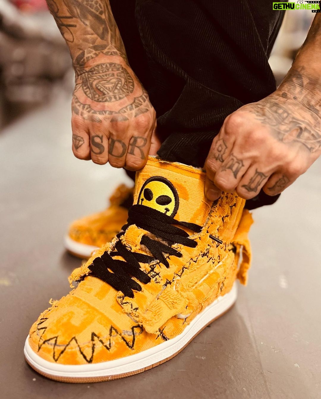 Lennox Instagram - 👽@lennox se junta de nuevo con todos los poderes Hoy les muestro unas DE LAS Ideas mas duras DE MI GANG nuestro hermano @brunovvision Junto a @danyweird CREAMOS UNAS Air Jordan 1 Off-White Chicago completamente desde 0 hechas con una bata @versace @lennox pieza 1/1 que opinas de esto @durinipuertorico ? Miami, Florida