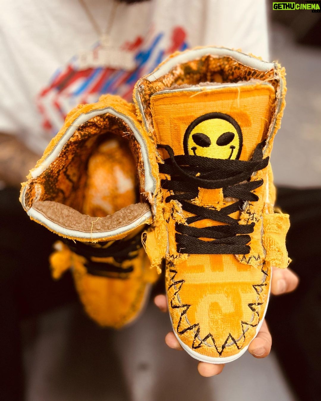 Lennox Instagram - 👽@lennox se junta de nuevo con todos los poderes Hoy les muestro unas DE LAS Ideas mas duras DE MI GANG nuestro hermano @brunovvision Junto a @danyweird CREAMOS UNAS Air Jordan 1 Off-White Chicago completamente desde 0 hechas con una bata @versace @lennox pieza 1/1 que opinas de esto @durinipuertorico ? Miami, Florida