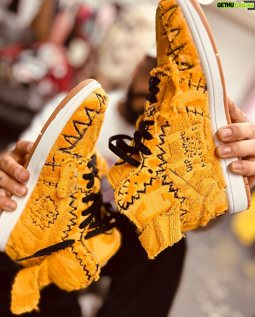 Lennox Instagram - 👽@lennox se junta de nuevo con todos los poderes Hoy les muestro unas DE LAS Ideas mas duras DE MI GANG nuestro hermano @brunovvision Junto a @danyweird CREAMOS UNAS Air Jordan 1 Off-White Chicago completamente desde 0 hechas con una bata @versace @lennox pieza 1/1 que opinas de esto @durinipuertorico ? Miami, Florida