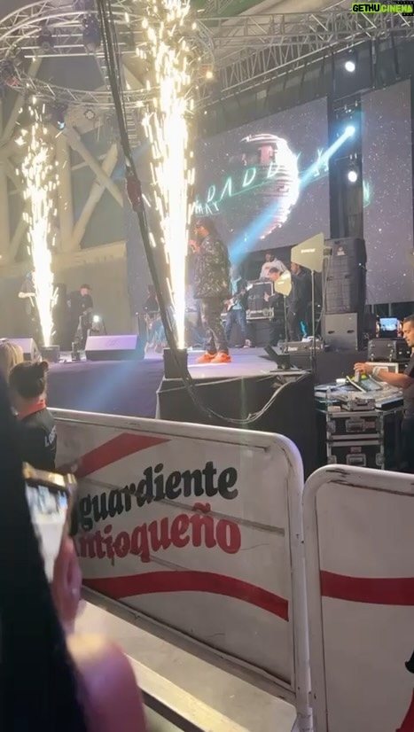 Lennox Instagram - Desde La Cerámica Carolina Puerto Rico Yaga y Mackie mi hermano que lo amo Rompiendo en Colombia bien #durini dile @danyweird que estamos rompiendo con los flowses!!!🔥🔥🔥🔥