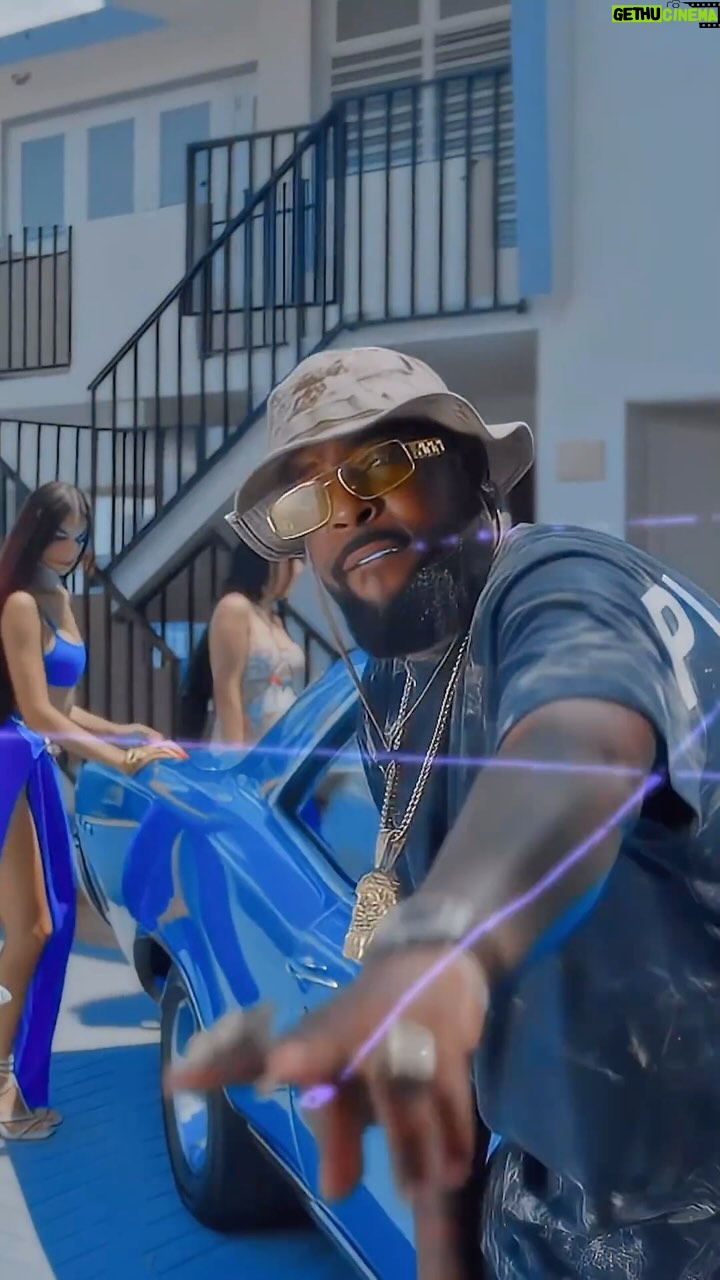 Lennox Instagram - Ya “DESCONTROL” junto a mis hermanos @lennox y @samdiemofficial está en todas las plataformas digitales y el video official en youtube, corre a verlo y dime que te parece ⚡️ #descontrol #reggaeton #music #dembow #remix #zionylennox #music #cuba #pr MIAMI florida / EE.UU
