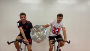 Leon Goretzka Instagram - Nasenspitze vorne im Meisterschaftsrennen !!👃🏻😂🔴⚪️ @esmuellert @fcbayern