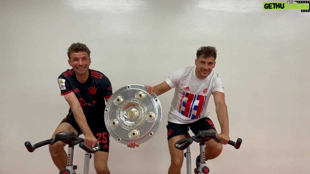Leon Goretzka - 143.4K Likes - Nasenspitze vorne im Meisterschaftsrennen !!👃🏻😂🔴⚪️ @esmuellert @fcbayern