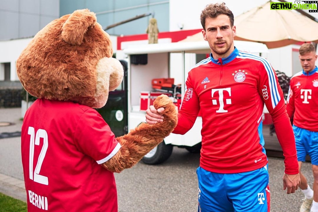 Leon Goretzka Instagram - Mit @berni_fcb in die neue Trainingswoche 💪🏼 @fcbayern