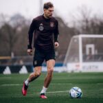 Leon Goretzka Instagram – 🔎 FOKUS im Training. 💪🏼⚽️

#DFB #DFBTEAM

📷 DFB / Philipp Reinhard / Marco Michalzik DFB-Campus