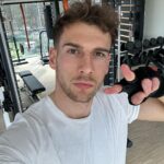 Leon Goretzka Instagram – Homeoffice 💪🏼 #immerweiter