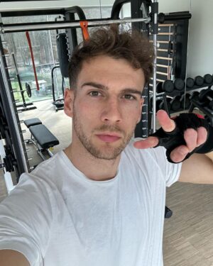 Leon Goretzka Instagram - Homeoffice 💪🏼 #immerweiter