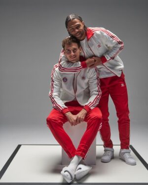 Leon Goretzka Instagram - Happy Birthday to us 🎂🔴⚪️

123 Jahre @fcbayern Und gemeinsam noch einiges vor !  @sergegnabry @adidasfootball 👊